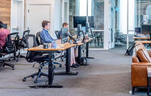 看外包公司的客服人員