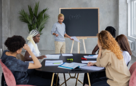 網店自招客服好還是和客服外包公司合作比較好？