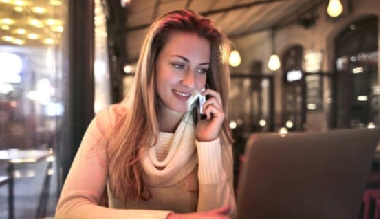 客服在和客戶溝通