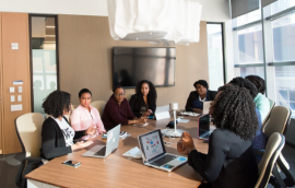 抖音小店該如何選擇正規(guī)的客服外包服務公司?