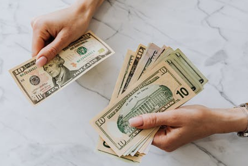 進口網店客服外包的費用（進口網店在線客服外包的費用和收費標準、合作模式及相關影響因素）