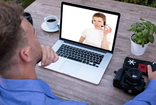 客服在運用話術聊天