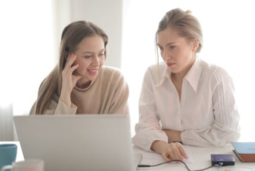 請客人稍微等一下