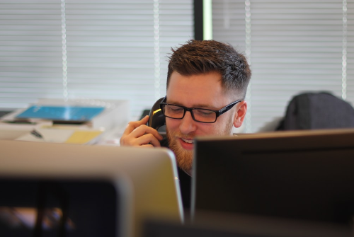 耐心解答客戶的疑問