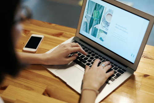 美工設計師在工作