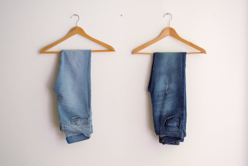 把褲子掛起來拍攝