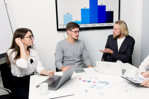 公司領導在開會