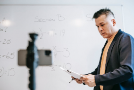 抖音直播如何暖場?常用20句話術是什么?