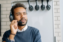 如何成為拼多多客服?要具備哪些條件和注意事項?