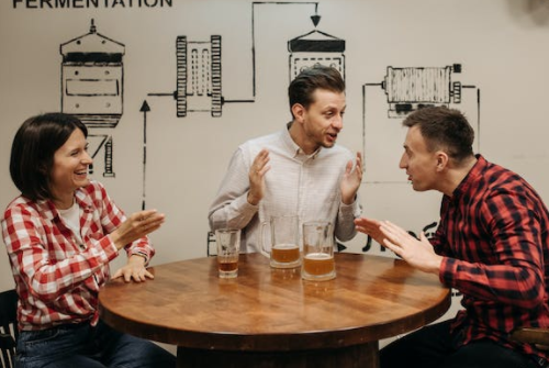 如何幽默的跟別人溝通？（提高自己幽默表達(dá)的方法）