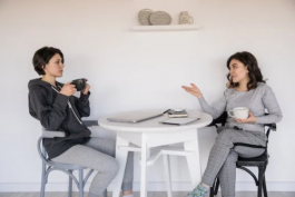 在職場(chǎng)給如何跟同事相處比較合適？