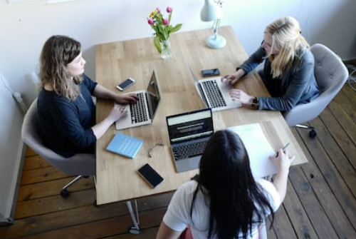 在辦公室該如何跟同事交流？