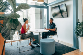 在辦公室跟異性同事溝通的原則 職場相處禮儀技巧