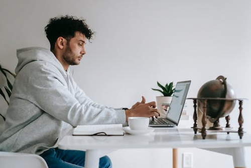 在職場中我們該如何搞好人際關系？（搞好人際關系的方法和技巧）