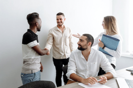 職場達人與同事溝通技巧（職場中如何搞好人際關(guān)系？）