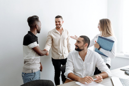 如何處理職場人際關(guān)系？（解決職場溝通問題的技巧和方法）