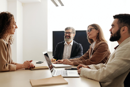 為什么企業要解聘老員工又招聘新人？