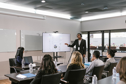 如何通過大屏幕的尺寸和場景選擇顯示設備？