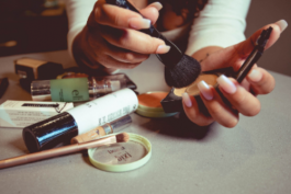 面試時不能出現(xiàn)的妝容 化面試妝容的步驟