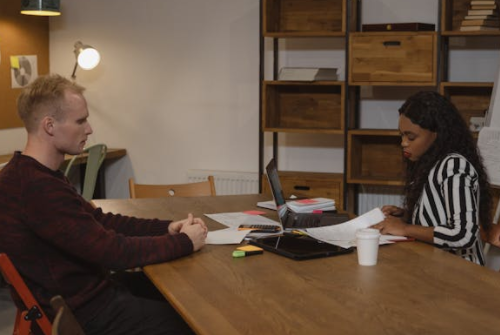 在職場中該如何應對上司的刁難？（職場應對策略）