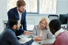 大型企業(yè)電話客服外包服務(wù)的優(yōu)劣勢對比