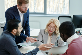 電商網(wǎng)店如何找適合的客服外包公司?有幾種途徑?