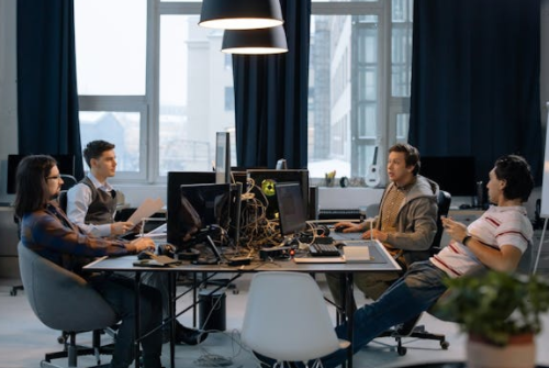 為什么抖音小店會把客服服務外包出去？