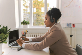 京東店主該如何選擇專業(yè)外包客服公司?