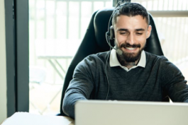 為什么企業會把熱線客服服務外包出去?