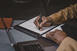 快手小店店主該怎么簽客服外包合同？