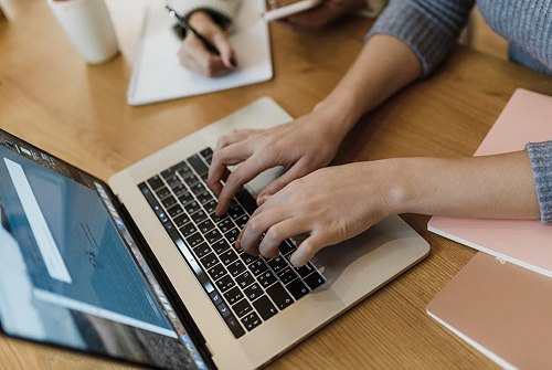 400熱線客服托管對企業(yè)的好處表現(xiàn)在哪里？