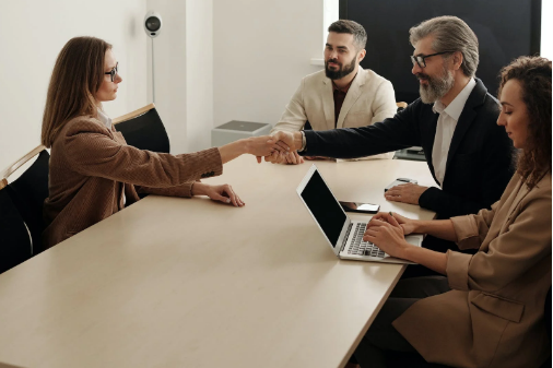 售后客服自建好還是找外包商好