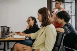 拼多多自聘客服與外包客服的優劣勢有哪些