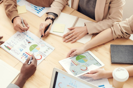 抖店在線客服外包跟誰簽合同