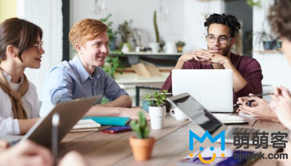 審核人員正在開會